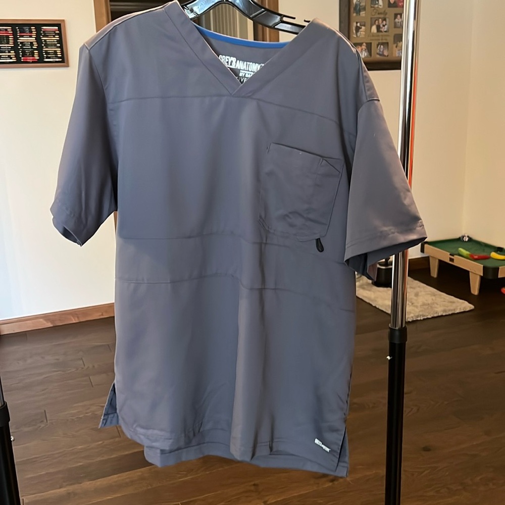Grey’s Anatomy Men’s Scrub Top